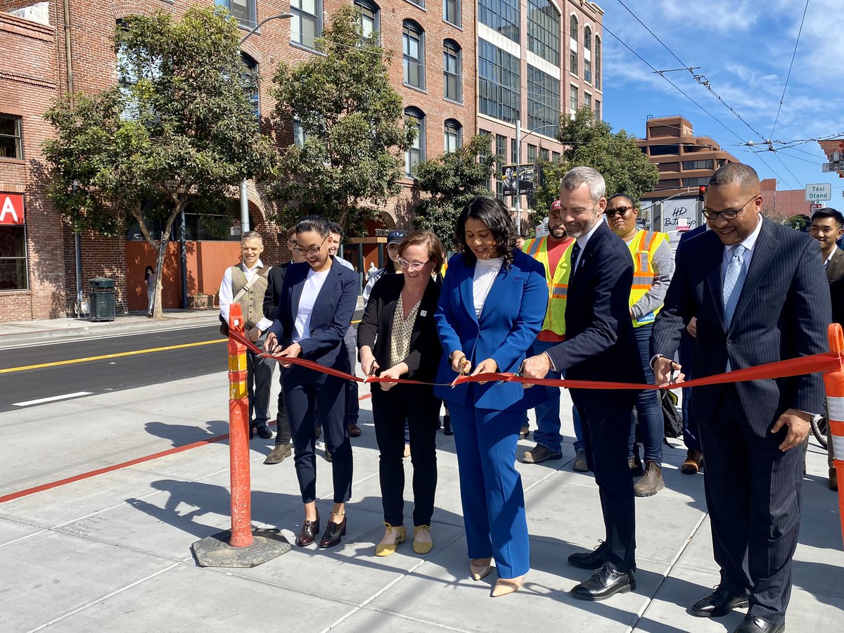 sfbike's tweet photo. What an exciting morning celebrating the completion of the quick-build for #townsend. We’re so grateful to @sfmta_muni, @sfpublicworks, @walksf + our members for working together, + to the political leadership of former Sup. @JaneKim,
Sup. @MattHaneySF + Mayor @LondonBreed. 🙏 https://t.co/Tr4NbSbPpt