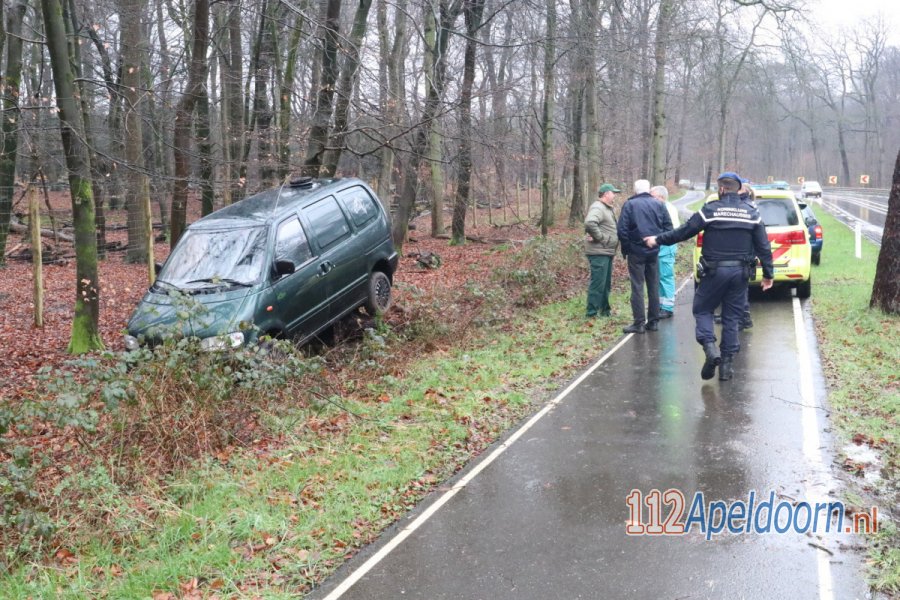 Busje raakt van de weg in #HoogSoeren. 112Apeldoorn.