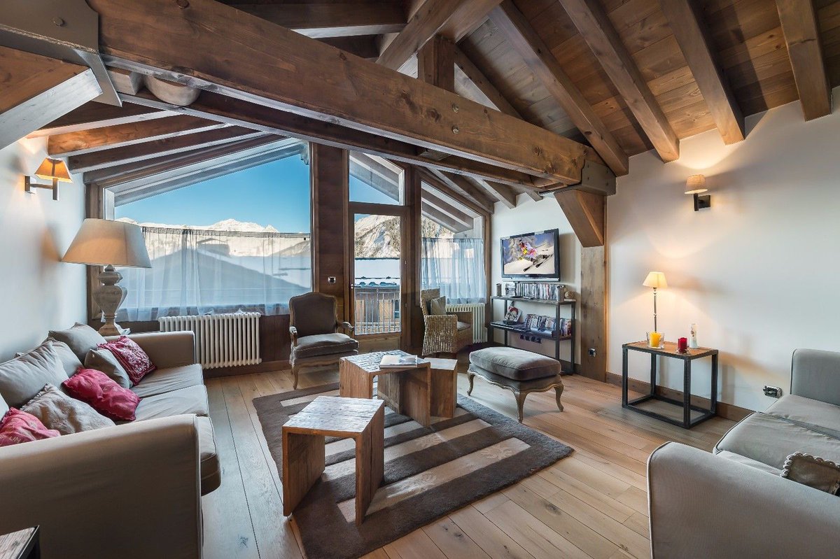 CimalpesEstate's tweet photo. 🏠 #AVENDRE | Alliance parfaite de tradition et de modernité pour ce chalet aux beaux volumes ! Au centre de Courchevel Village, craquez pour son atmosphère chaleureuse et sa situation proche des pistes ⛷

🛏 5 chambres 
🚗 Grand garage 
☀ Lumineux  

https://t.co/QzFQPjA8YU https://t.co/B5bvh7bAyQ