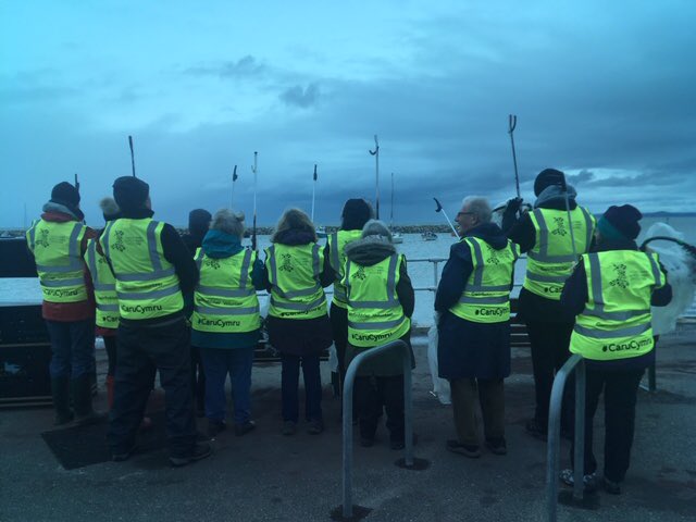 KWTGogledd's tweet photo. Great work by the Rhos Pickers, who made use of the new #ColwynBay litterpicking hub, borrowing kit to enable 22 people collect 17 bags (over 50Kg) of rubbish! Check out our network of #Litterhubs here https://t.co/kt5SGMc9fW @CBSConwy @Keep_Wales_Tidy @conwy_kwt https://t.co/6bdUXiw4lW