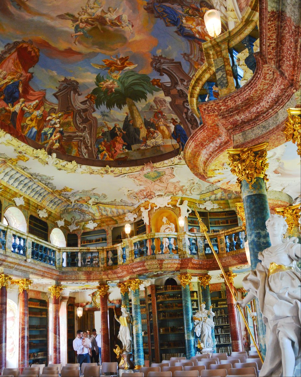 ドイツ雑記帳 ブﾙｽﾄ ロココ調建築 の至宝ともいうべきヴィブリンゲン修道院 アインシュタインの生誕地ウルムの郊外 の図書館ホール 18世紀の建築当時は迎賓室として使われていた事もあるホールで 現在も結婚式をここで挙げることが出来ます