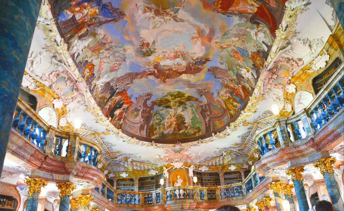 ドイツ雑記帳 ブﾙｽﾄ ロココ調建築 の至宝ともいうべきヴィブリンゲン修道院 アインシュタインの生誕地ウルムの郊外 の図書館ホール 18世紀の建築当時は迎賓室として使われていた事もあるホールで 現在も結婚式をここで挙げることが出来ます