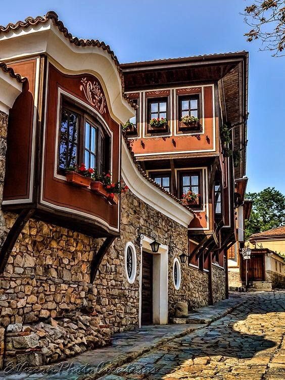 Mimarserkanakin's tweet photo. 1. Binalar ikiye ayrılır. Evler ve diğerleri #ev #mimari #gelenek #türkevi https://t.co/nFwusddJjM