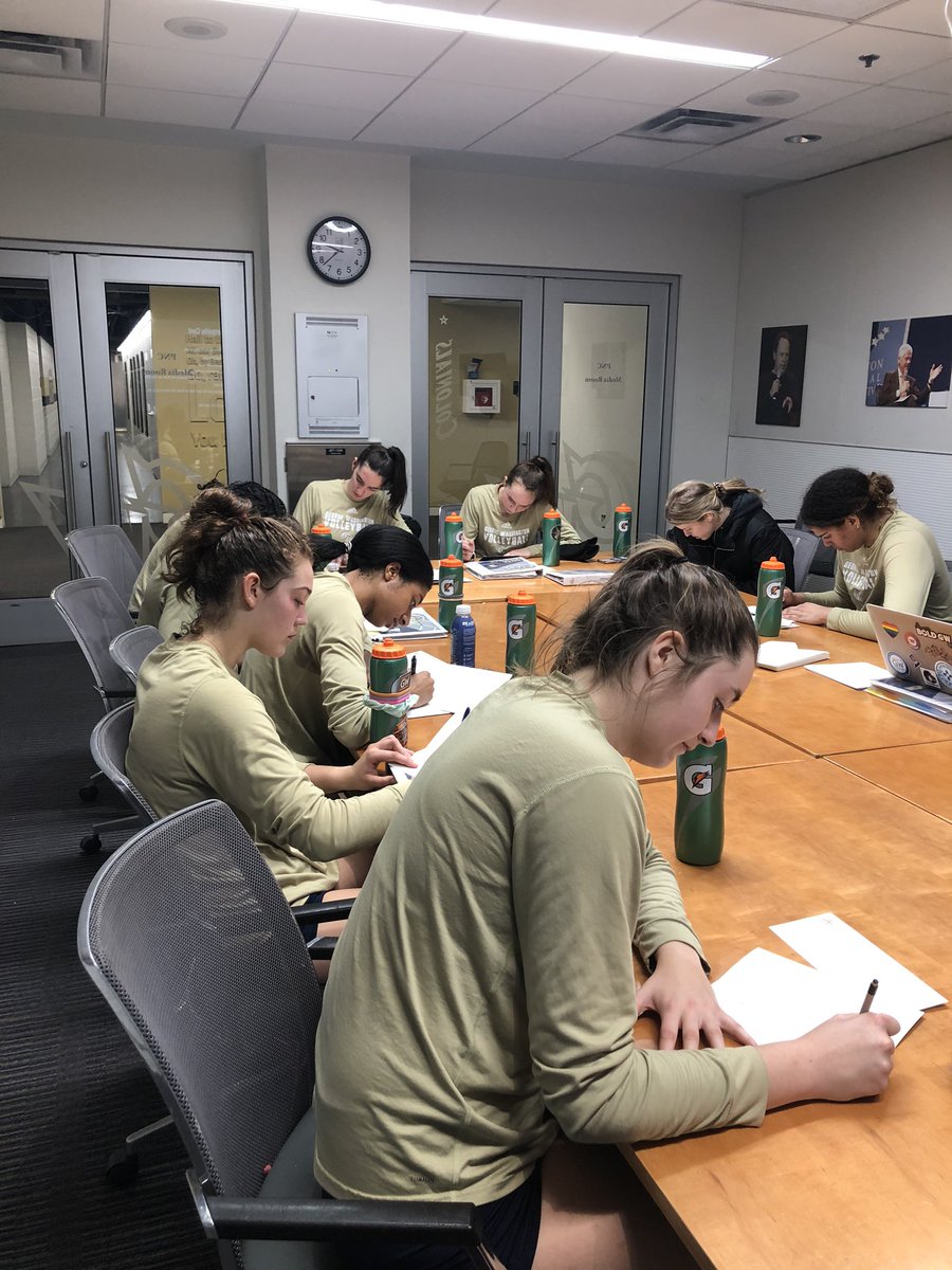 GW_Volleyball's tweet image. Our team sat down this morning and wrote notes to the @kivavb 12 red team ❤️ we are thinking of y’all #kivastrong