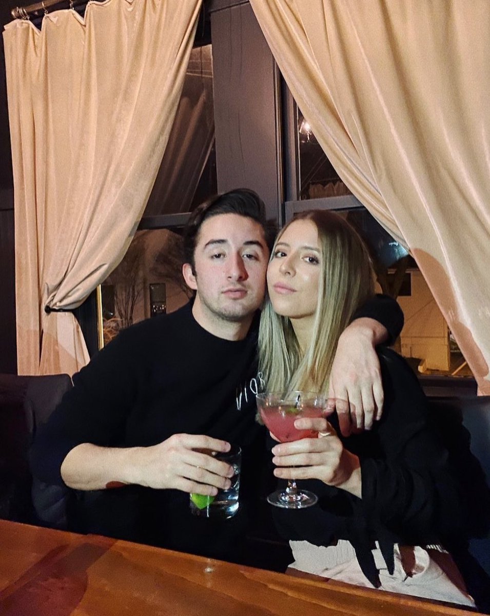 Tuesday all-day happy hour is giving us all the feels. Stop in at 5pm for discounted food, cocktails, wine and beer until midnight!
📷: IG/<a href="/mariajosecolell/">mariajosecolella</a>