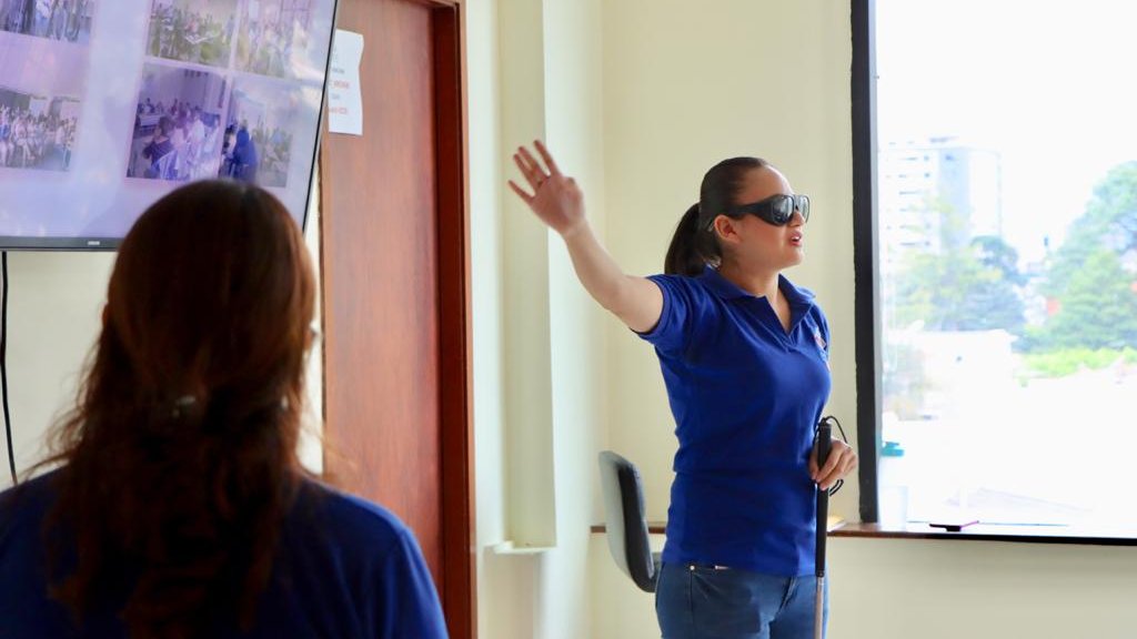 Nuestro comité Laboral & #SIYSO recibe el taller “Discapacidad e #InclusiónLaboral de #PersonasConDiscapacidad” parte del programa #EmpléateInclusivo por el @MINTRABAJOGuate. Lo imparten la Licda. Sussel Solis y Jennifer Higueros, representantes de este ministerio. #GuateCrece