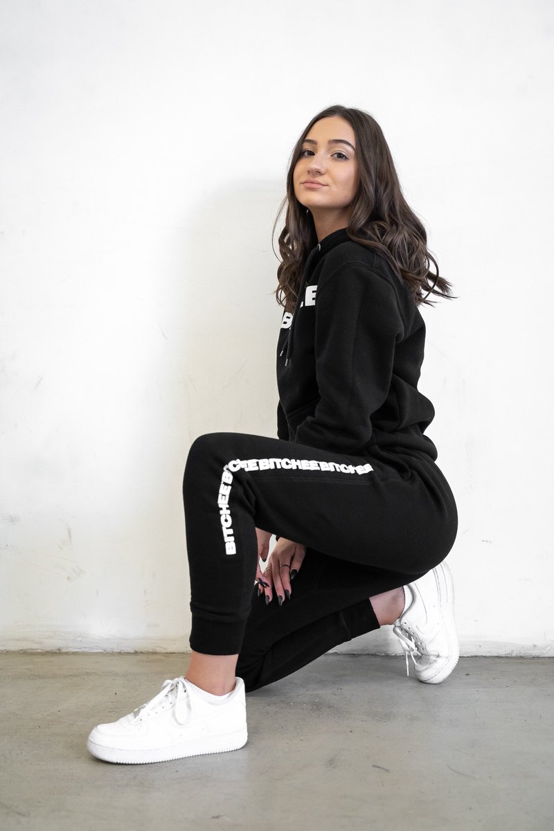 BITCHEEAPPAREL's tweet image. i’m so excited i get to expand on the bitchee brand and introduce you all to the @bitcheepodcast, it’s going to be truly... well... bitchee 🤷🏻♀️
make sure to grab ya bitchee merch so you’re set for launch on monday! 💥
fanjoy.co/beautychickee