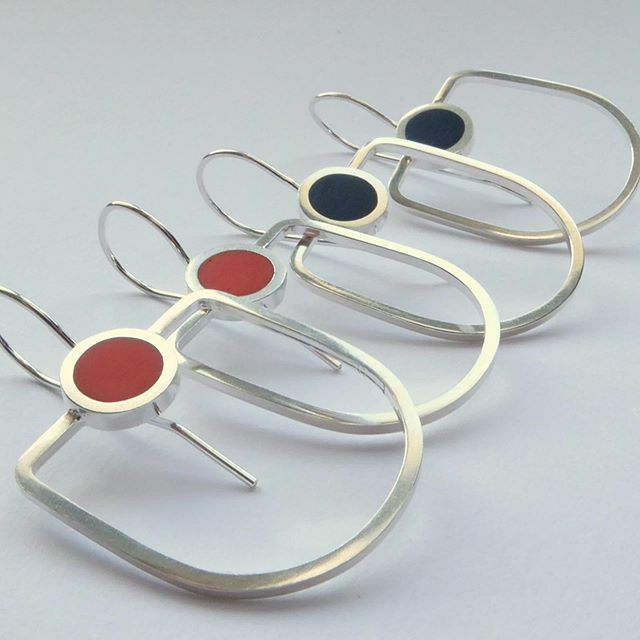 querc's tweet image. A hoop group. A group of hoops! All now @devonguildcrafts for their new@devonguild show. On now until 26 March.

#craftshow #craftfair #hoops #newhoops #orange #contemporary #modernjewellery ift.tt/38FqVZ6