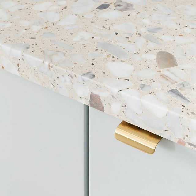 hejustudio's tweet photo. Pour créer la cuisine du projet Bolivar, nous avons pris comme point de départ les fragments de marbre du terrazzo pour trouver la couleur bleu polaire parfaite pour les meubles de cuisine ❄️ On est fan de ces pierres grand format sur fond beige qui créent un plan de travail… https://t.co/pTpiJ8kgpw