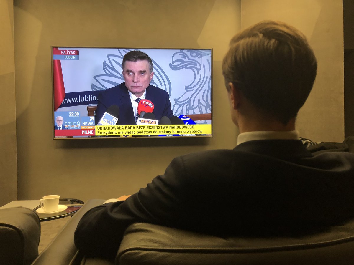 bosak2020's tweet photo. Przed wystąpieniem w @PolsatNewsPL @krzysztofbosak monitoruje rozwój sytuacji w związku z rozprzestrzenianiem #koronawirus, właśnie trwa konferencja prasowa wojewody lubelskiego, gdzie zdiagnozowano 22. przypadek zachorowania. https://t.co/bR4A16g0dy