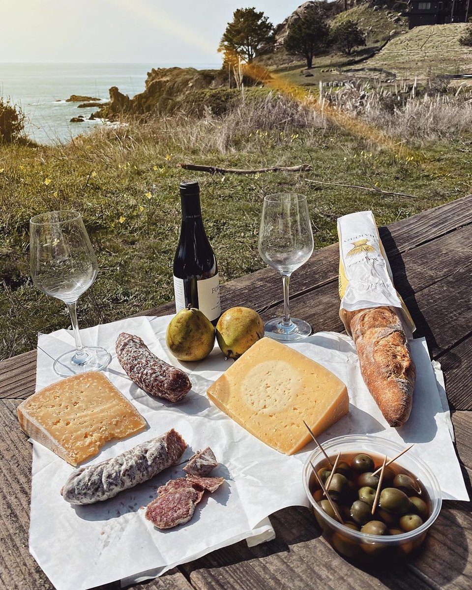 One of our favorite #TimberCove things to do? Grabbing a charcuterie board from <a href="/CoastSonoma/">Coast Kitchen</a> with all our favorite artisanal, local cheeses and meats and tucking away into a quiet alcove on the property.⁠ (photo: <a href="/brunoleandro/">Bruno Leandro ✍🏾📚 - Mais de 9K livros baixados</a>)⁠