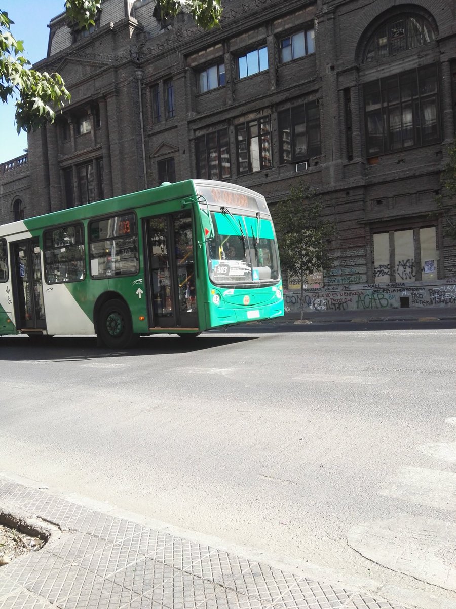 pereja's tweet photo. buses pasando por calle Portugal dirección Quilicura @Transantiago #Quilicura #alertaquilicura https://t.co/vdjNVpgqyo