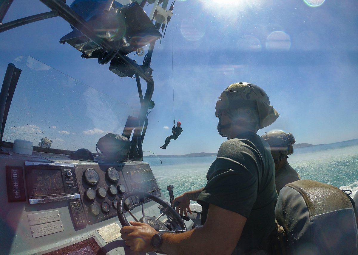 USNavy's tweet photo. Practice makes perfect!
#USNavy Sailors assigned to #USSLittleRock conduct a live-hoisting exercise alongside @USCG Coast Guardsmen in #GuantanamoBay, helping support and target counter illicit drug operations in the region. https://t.co/uyJ6sqsJ3u