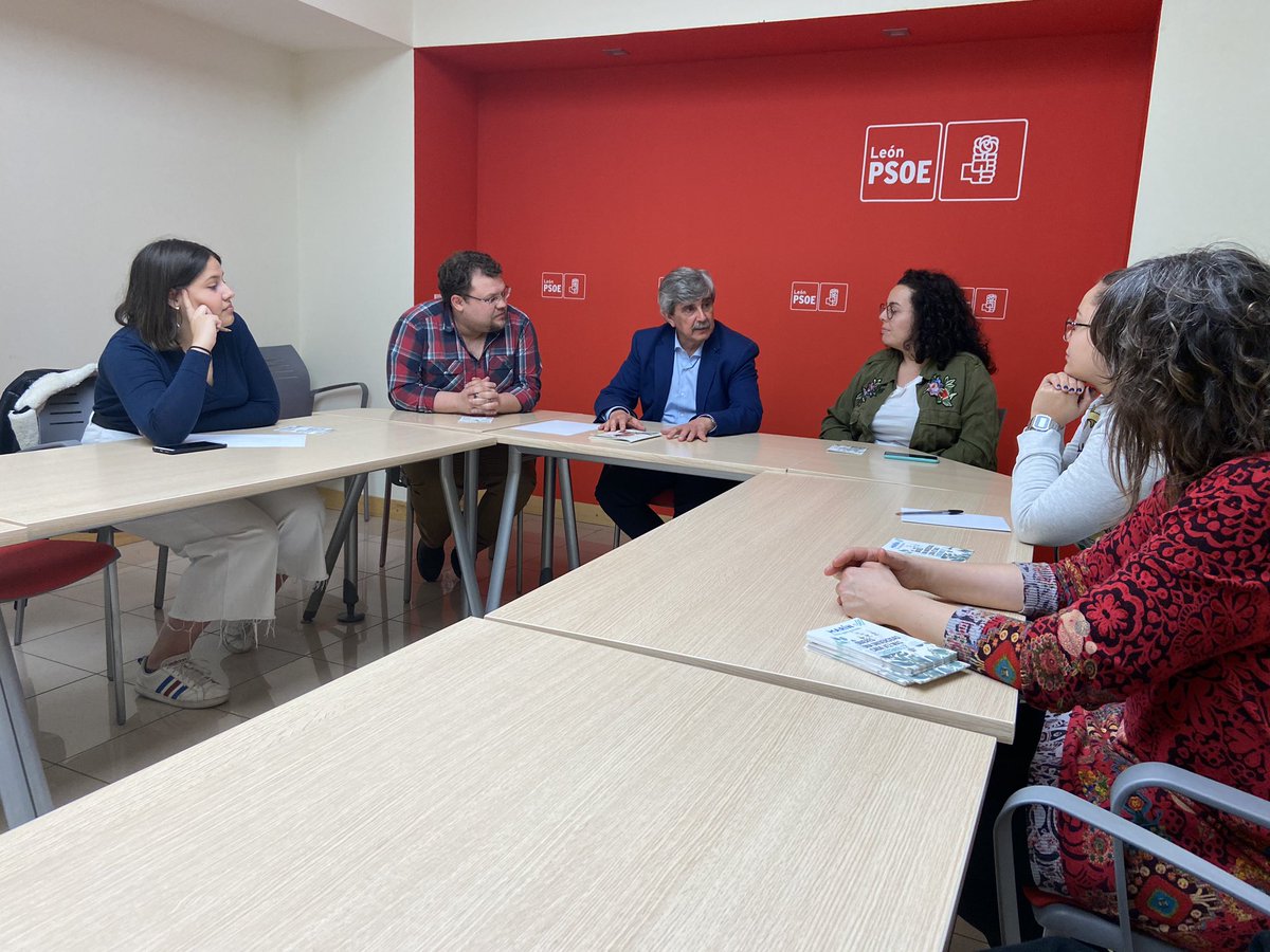 Reunid@s con el candidato a rector de <a href="/unileon/">Universidad de León</a> <a href="/MarinUnileon/">Juan Francisco García Marín</a> en la sede del <a href="/PSLPSOE/">PSOE León /♥️</a>, le estamos trasladando nuestras preocupaciones sobre el futuro de la universidad, agradecemos que haya aceptado la invitación #leonesp