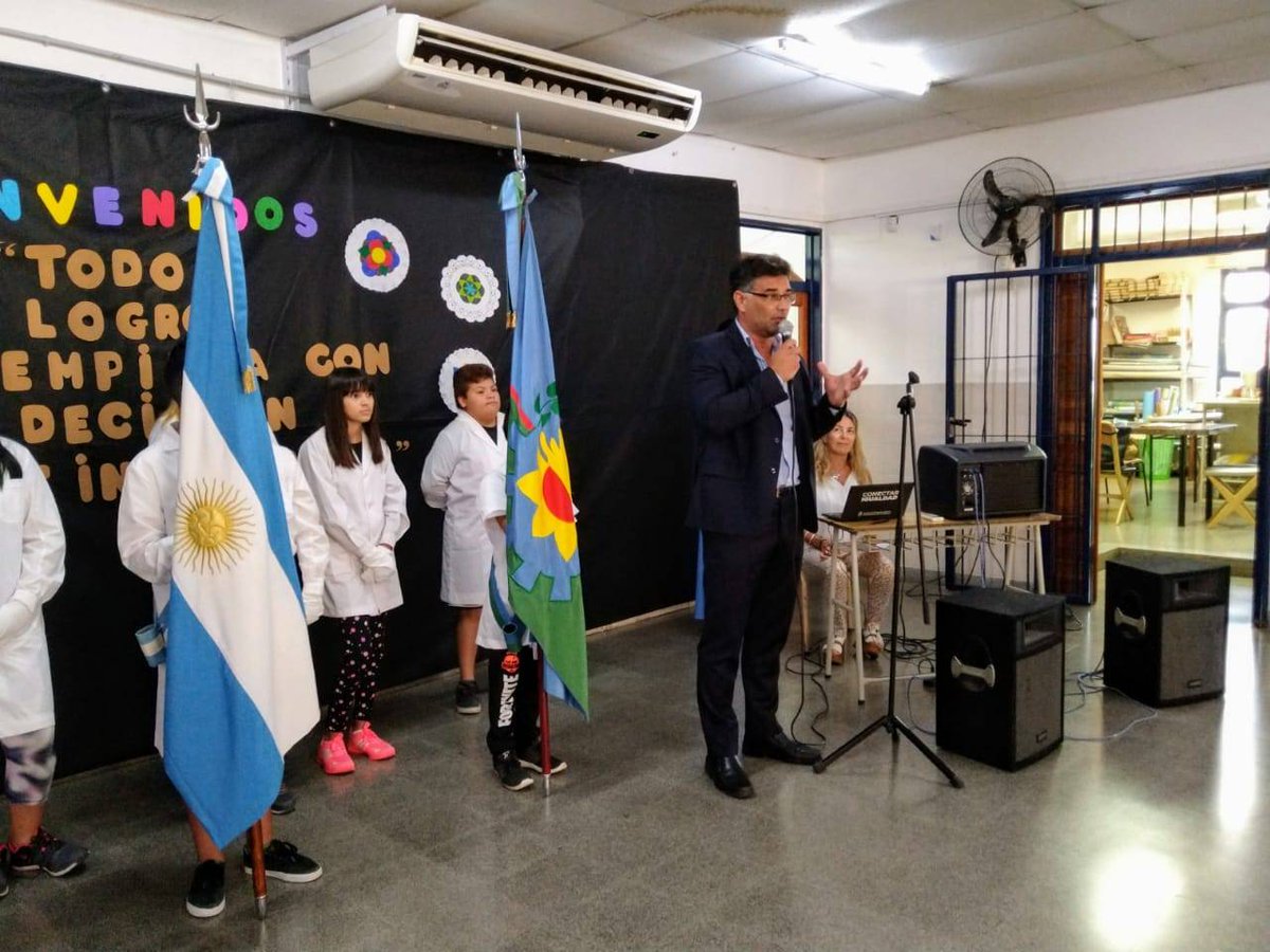 Muni_Ramallo's tweet photo. #VueltaAClases 📚👉 El Sr. Intendente participó del acto de inicio del Ciclo Lectivo 2020 en la Escuela Secundaria N°4 "Hebe Noemí Báez" junto a funcionarios y autoridades educativas.

¡Feliz comienzo para todos! 😃 https://t.co/PmrSDPd6a5