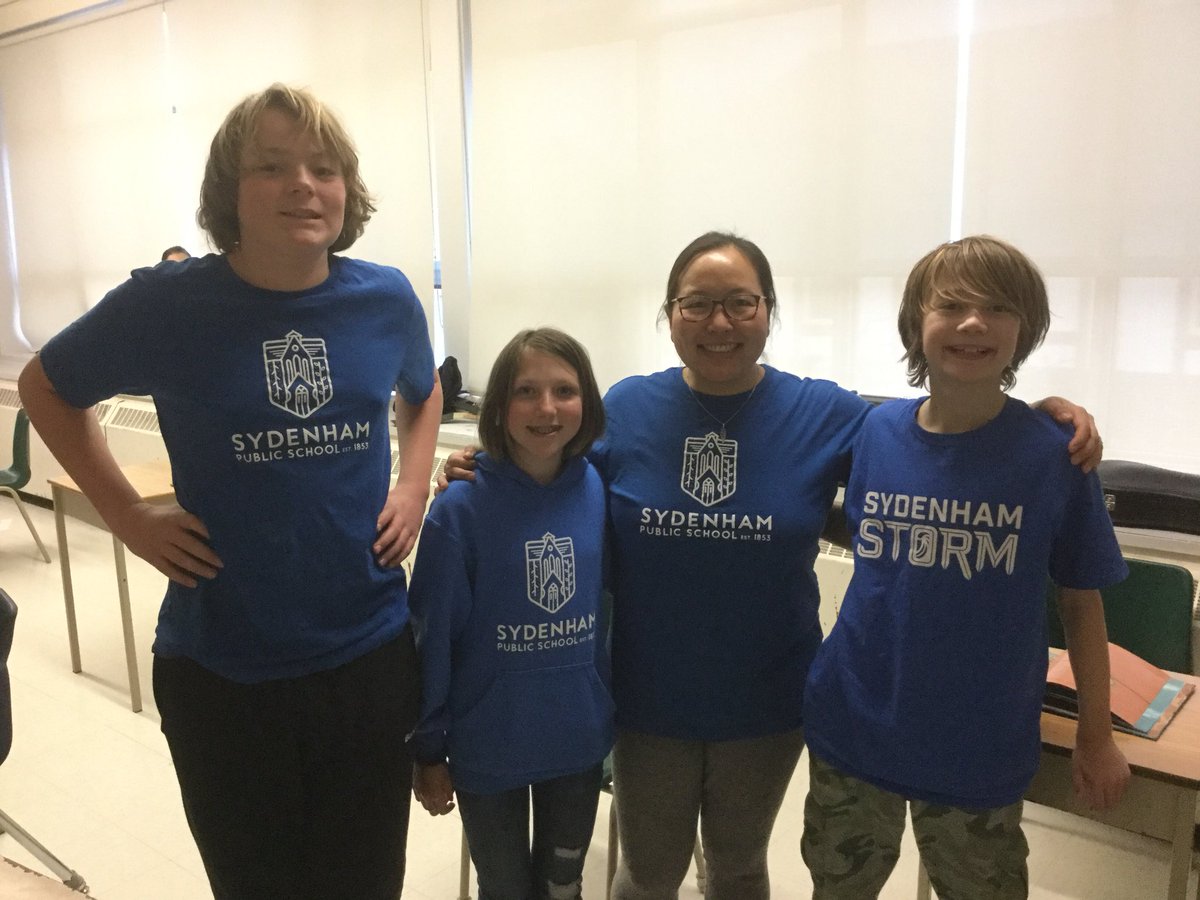 SYD_books_LDSB's tweet photo. Lots of #SydenhamSpirit today #lotsofblue #SpiritWeek @SydenhamPS_LDSB @chungma_LDSB @cronkreidm_LDSB @MrsRankine_LDSB 💙💙💙 https://t.co/KlQAwFgtQX