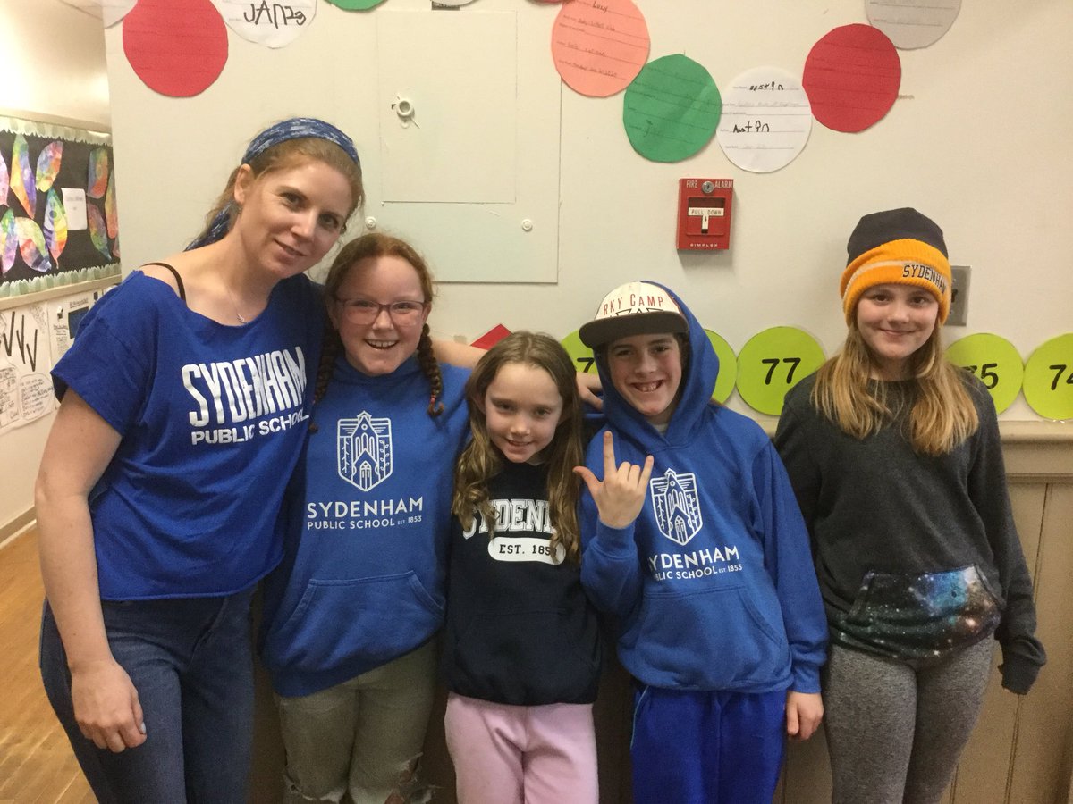 SYD_books_LDSB's tweet photo. Lots of #SydenhamSpirit today #lotsofblue #SpiritWeek @SydenhamPS_LDSB @chungma_LDSB @cronkreidm_LDSB @MrsRankine_LDSB 💙💙💙 https://t.co/KlQAwFgtQX