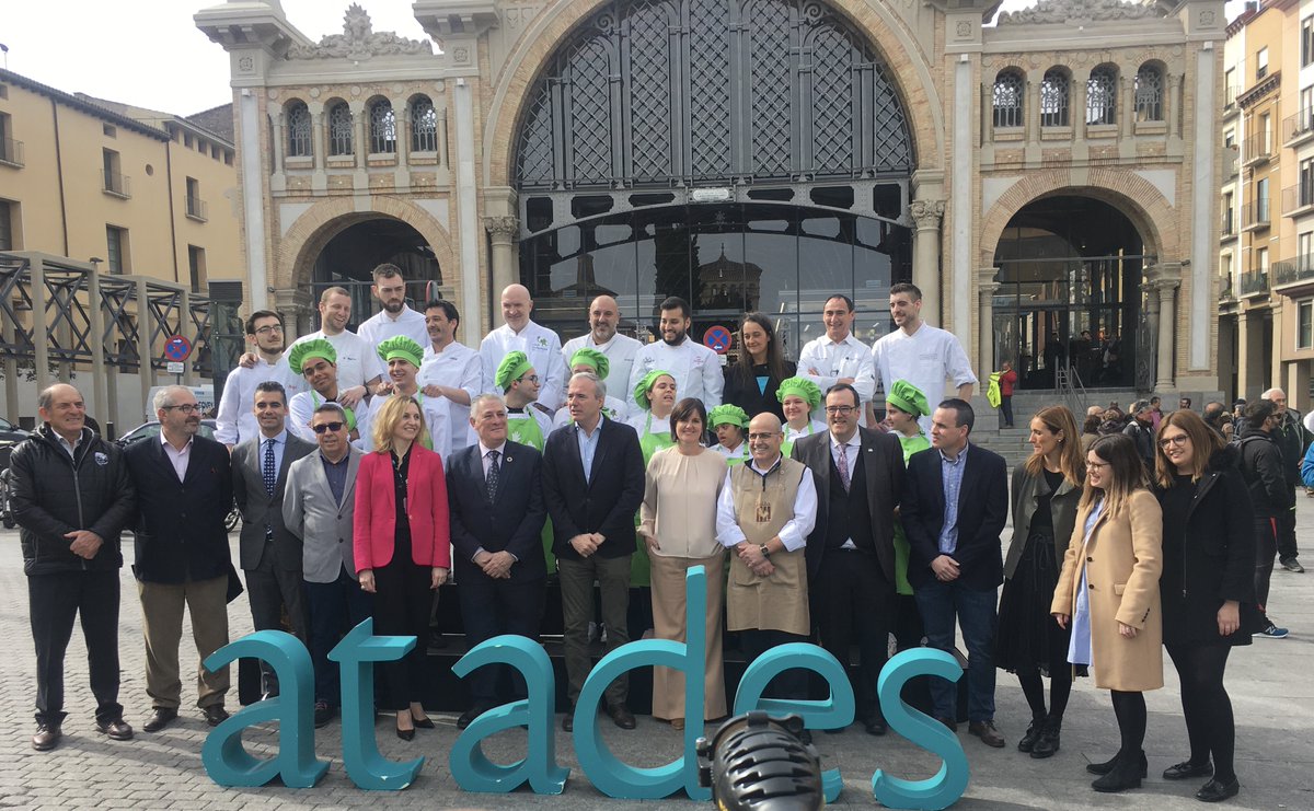 ClubInclucina's tweet photo. ¡Qué magnífica mañana en el @mercacentralzgz! Los maestros cocineros y los alumnos de @ATADES_ han encontrado los productos para sus recetas. Nos han acompañado nuestros padrinos y medios amigos, el alcalde de Zaragoza @Jorge_Azcon, la directora de @aragonturismo Elena Allue, ... https://t.co/gSbx8g1IjU