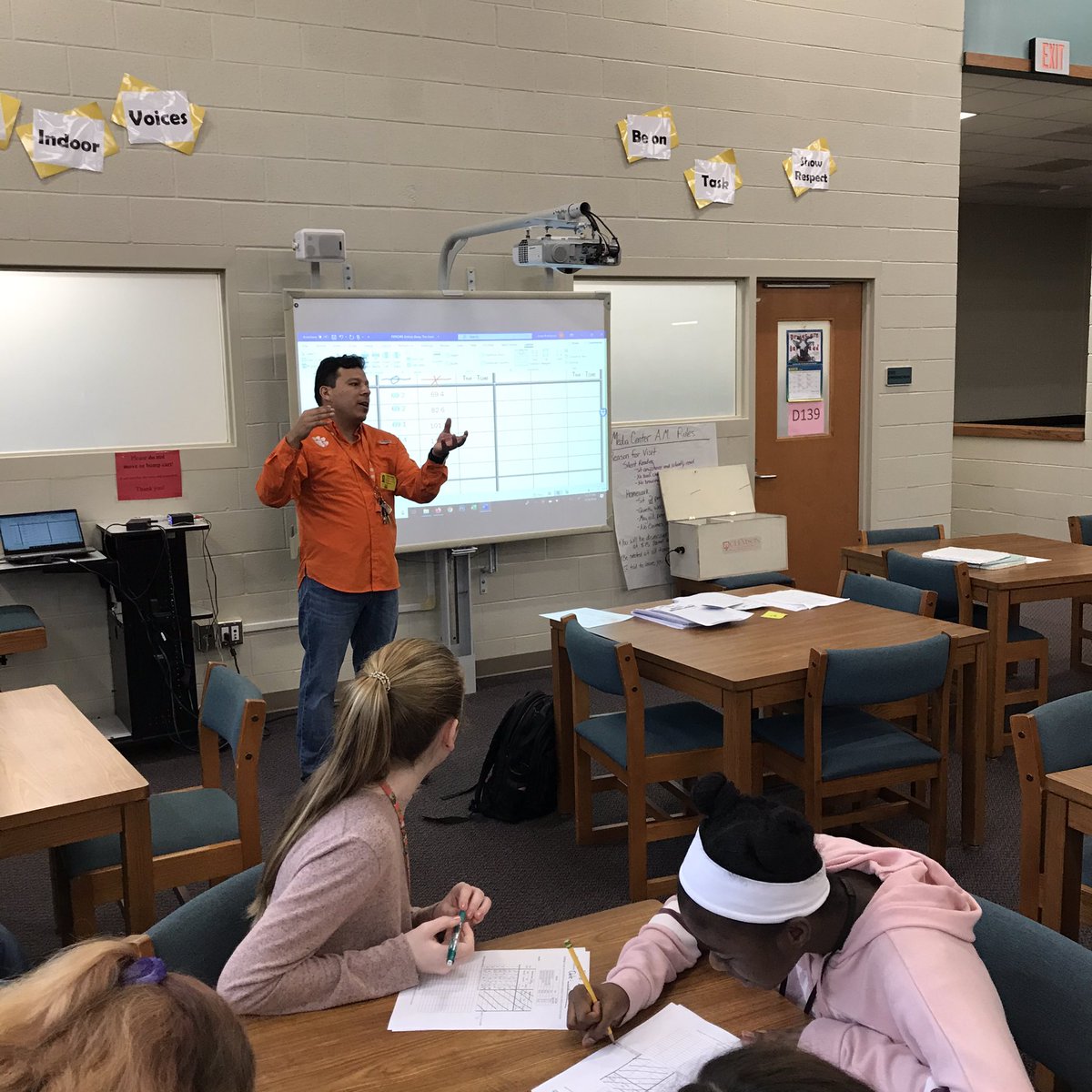 Greer_Middle's tweet photo. Today, 150 of our 6th graders learned about the field of engineering and conducted an experiment about heat transfer with Dr. Jorge Rodriguez of the Clemson EXPLORE Mobile Lab. #HearTheBuzz #stem @ClemsonCECAS @DukeEnergy https://t.co/sRv3ienOn3