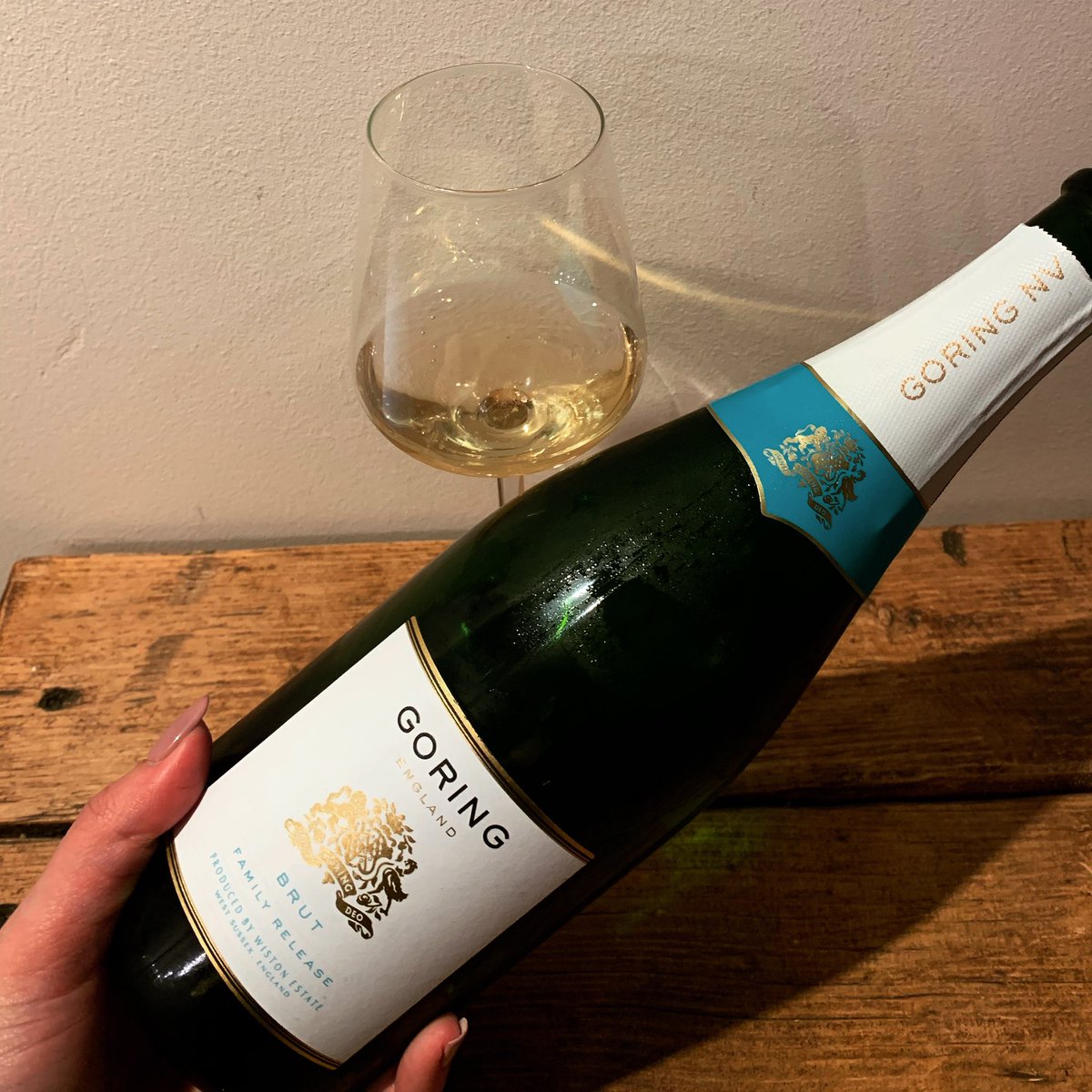 What better way to spend a Tuesday than with some English Sparkling Wine 🍾This Wiston Estate Goring Brut Family Reserve is a fantastically complex wine! #wine #englishwine #englishsparklingwine #wineblog #winelover
