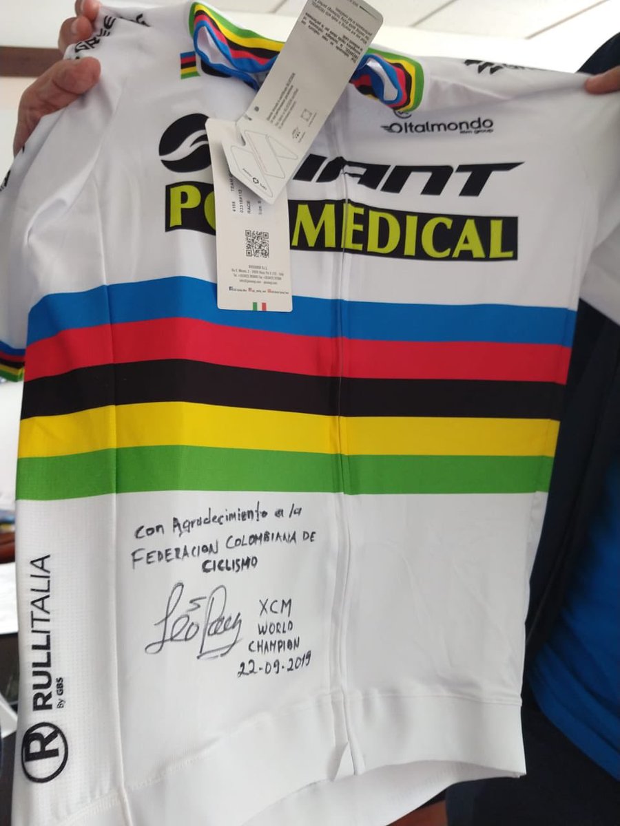 Federación Colombiana de Ciclismo (@fedeciclismocol) on Twitter photo ¡GRACIAS CAMPEÓN!
<a href="/LeopaezMtb/">leonardo paez leon</a> hace entrega de la camiseta de campeón mundial MTB Marathon a la casa del ciclismo, la Federación Colombiana de Ciclismo. El presidente Jorge Mauricio Vargas Carreño la recibe de manos del hermano del campeón. ¡GRACIAS CAMPEÓN!
<a href="/LeopaezMtb/">leonardo paez leon</a> hace entrega de la camiseta de campeón mundial MTB Marathon a la casa del ciclismo, la Federación Colombiana de Ciclismo. El presidente Jorge Mauricio Vargas Carreño la recibe de manos del hermano del campeón.
