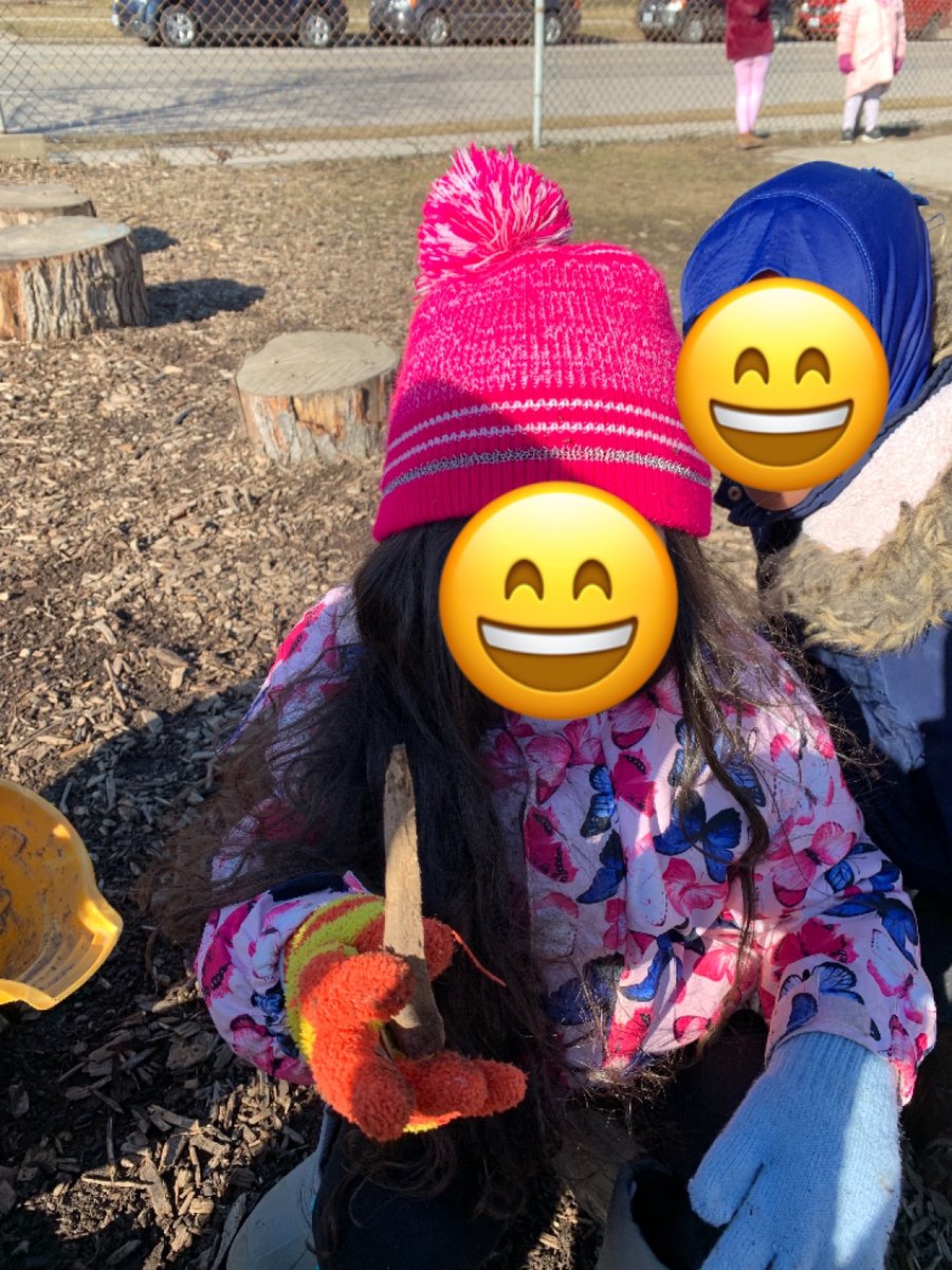 Not enough shovels? No problem! Ss were innovative thinkers and problem solvers while playing in the KinderGarden, making use of numerous tools to dig for worms🐛 #PSI @EY_uwindsor <a href="/PrinceEdwardPS/">Prince Edward Pacers</a>