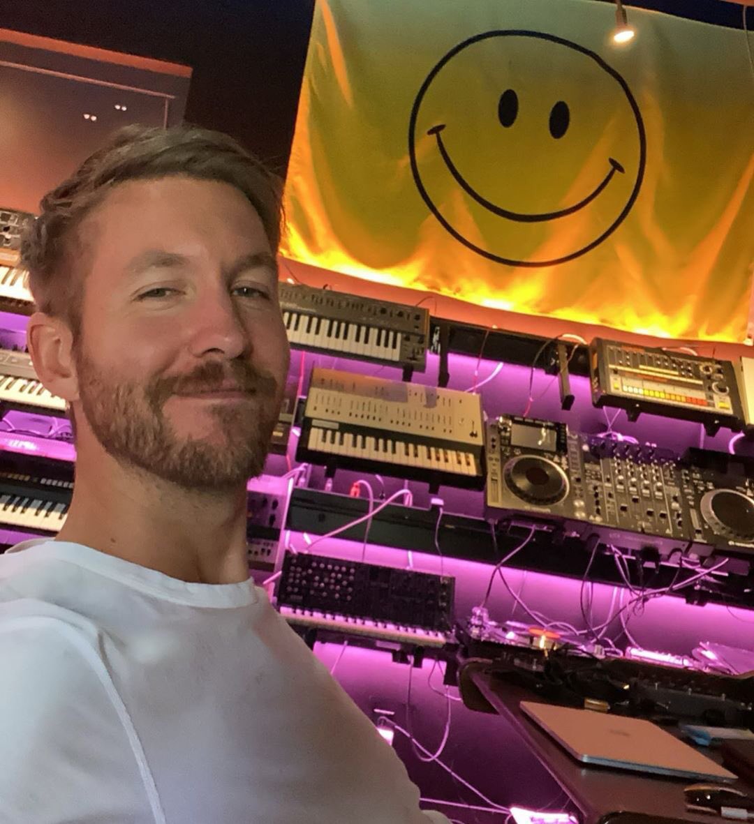 #CalvinHarris ha lanzado 4 tracks bajo el alias #LoveRegenerator y ha anunciado 2 más próximamente.

Harris mencionó que con este alias producirá  música que lo haga sentir bien y al mismo tiempo mejorar el día de otras personas

#Electrolovers ❤️¿han escuchado sus producciones?