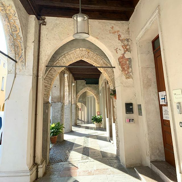 EmmaMyrick's tweet photo. Italy is in quarantine. I’m still walking the dog and taking pictures of the buildings, just doing it without talking to humans. https://t.co/4OAQ0CFBvL https://t.co/TFCFqVOerX