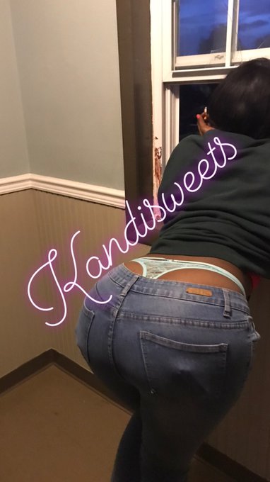 1 pic. On or off 🤔😈🤷🏾‍♀️❓❓ idk https://t.co/M3Yo98Ej9k smoking my cig 🚬 in the hallway https://t.co/