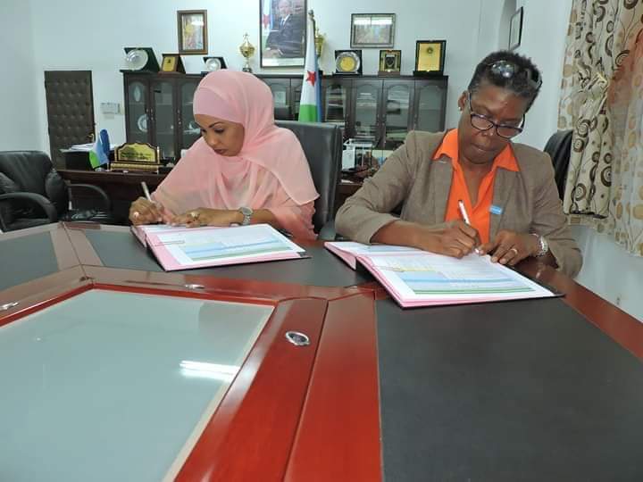 LiveDjib's tweet photo. Signature d'une convention de partenariat ce matin a l'hôtel de Ville entre Madame le Maire de la Ville de Djibouti Marwo #Fatouma #Awaleh #Osman et la représentante de l'UNICEF résidente à #Djibouti Madame #Melva #Johnson https://t.co/zWzNiQJsky