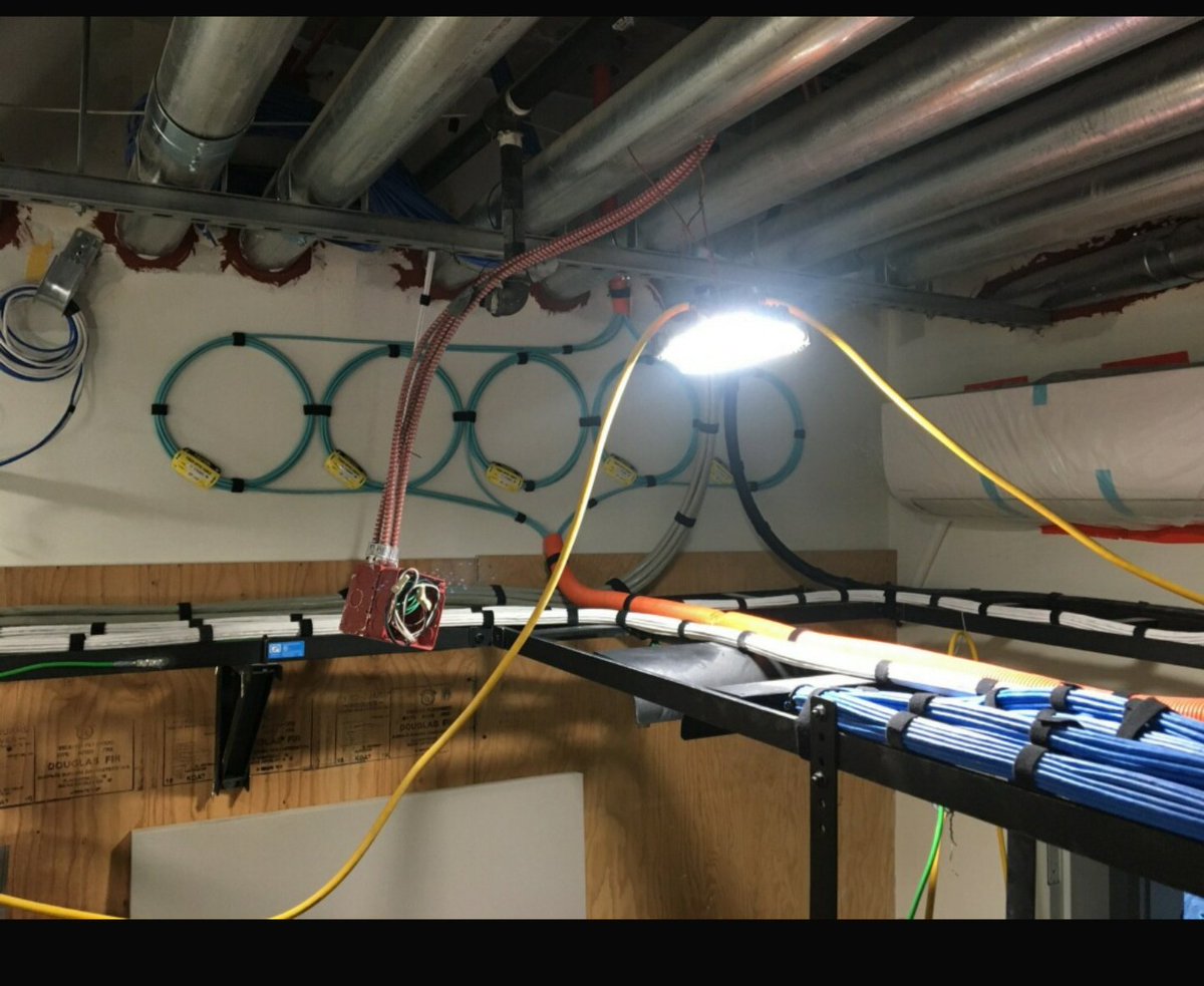 VegasProE's tweet photo. More Fusion Splicing on MultiMode Fiber
#FusionSplice #FiberOptic #Multimode https://t.co/ZAbqpzPnkR