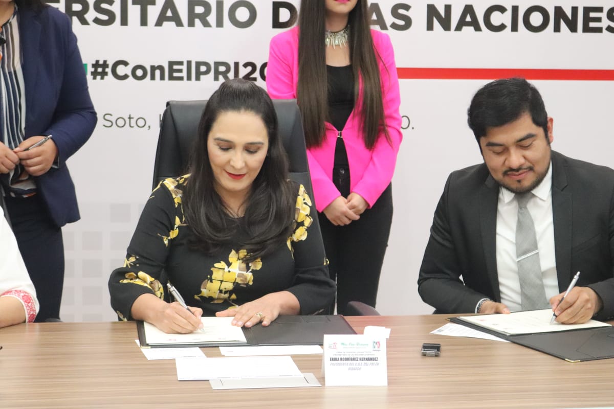 Erika_RodH's tweet photo. En el marco del #DíaInternacionaldelasMujeres, en el @cdeprihidalgo promovemos la profesionalización de hombres y mujeres para que sean factores de cambio e impulsen políticas públicas con perspectiva de género, por ello, firmamos el convenio de colaboración con el IUNHi. https://t.co/DYkj5Uaihs
