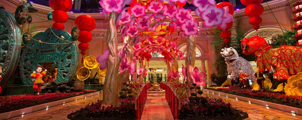 From animal sanctuaries to gardens, superhero exhibits and helicopter rides, here are the TOP family-friendly tours and attractions in Las Vegas to enjoy with your family 🚁🌸🦸 » bstofvgs.co/GEeZ30qnqz7