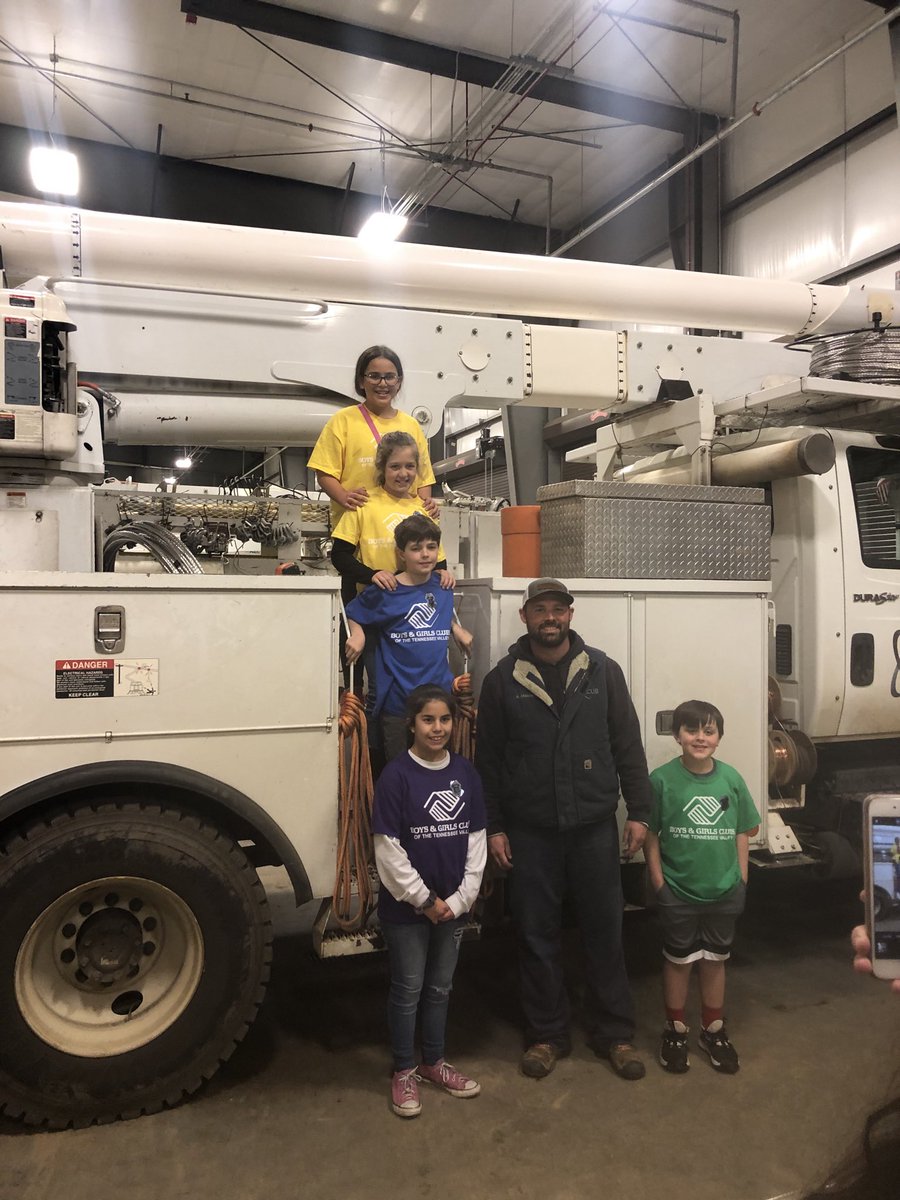 jreedc69's tweet photo. A great treat showed at LCUB today from Loudon County Boys & Girls Club today! They Certainly brightened my office up and Kyle showed them how a bucket truck worked!
#boysandgirlsclub
#loudoncounty
#LCUB https://t.co/qW9XsXWbcW