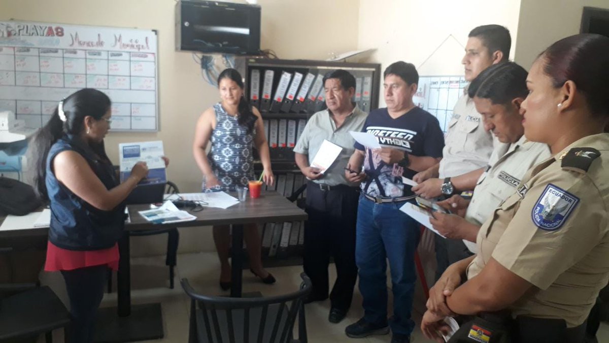 DPS_LosRios's tweet photo. #Guayas | En Mercado Municipal, funcionarios del Centro de Salud #Playas fomentan el #LavadoDeManos a clientes, comerciantes y administrativos para prevenir el #Coronavirus #COVID19. También explican el uso de mascarilla o gel antiséptico como protección contra bacterias. https://t.co/RZFpKkAAl0