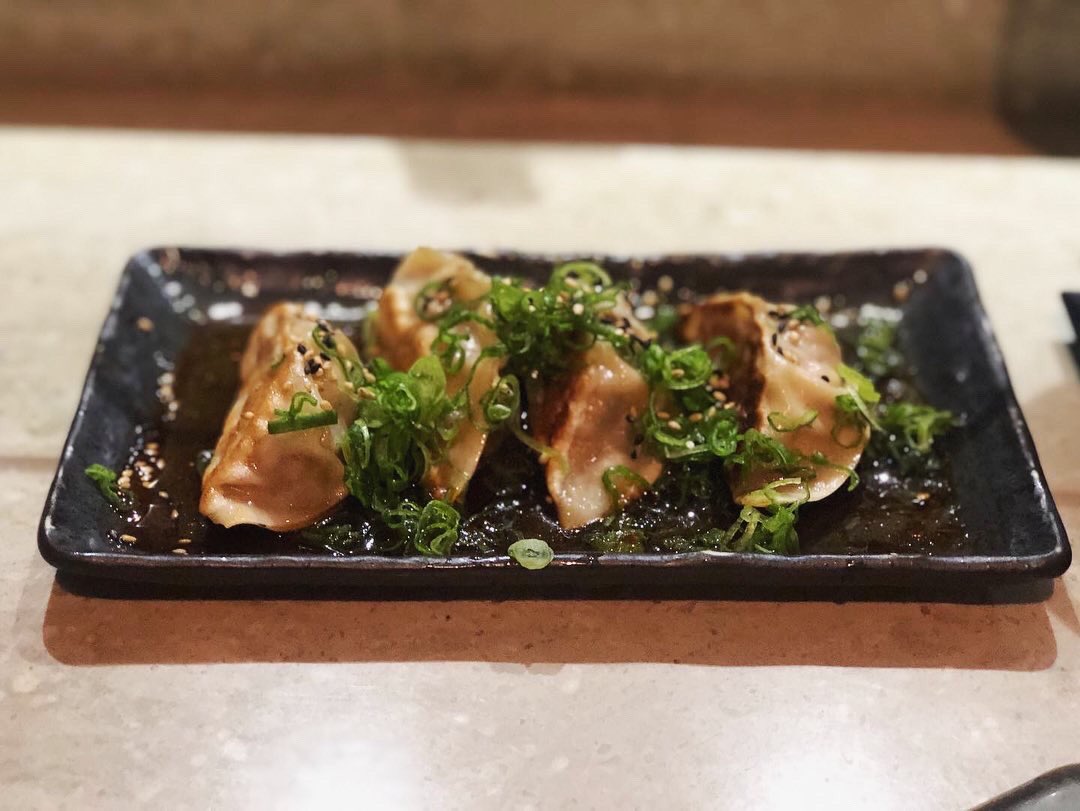 SarahChu's tweet photo. Now that’s what I’m talking about! Izakaya-stylin’  🇯🇵🍗🍣🥟
#Japanese #restaurant #robata #soho #CaliforniaRoll #crab #avocado #yuzumayo #pickledginger #skewers #porkbelly #iberico #Karaage #chicken #chickenthigh #fried #gochujang #Pork #Gyoza #chillisoy #shitake #dinner #london https://t.co/lRvWJKynZO