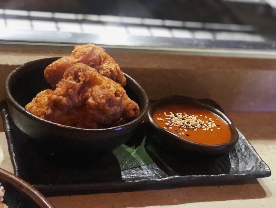 SarahChu's tweet photo. Now that’s what I’m talking about! Izakaya-stylin’  🇯🇵🍗🍣🥟
#Japanese #restaurant #robata #soho #CaliforniaRoll #crab #avocado #yuzumayo #pickledginger #skewers #porkbelly #iberico #Karaage #chicken #chickenthigh #fried #gochujang #Pork #Gyoza #chillisoy #shitake #dinner #london https://t.co/lRvWJKynZO