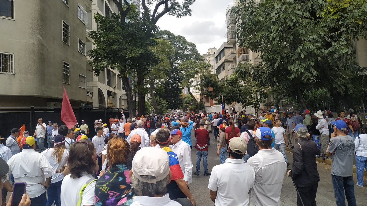 LuisCarlos's tweet photo. Sobre la marcha:
Mucha más gente de la esperada, pero fue frustrada rápidamente. No pasaron de Chacaito.
Unos chamos le robaron dos escudos a la policía, hubo piedras y lanzaron lacrimógenas contra toda la manifestación.
Frente a mí pasó un joven herido, no sé si hubo más. https://t.co/A2rrGV0SaA