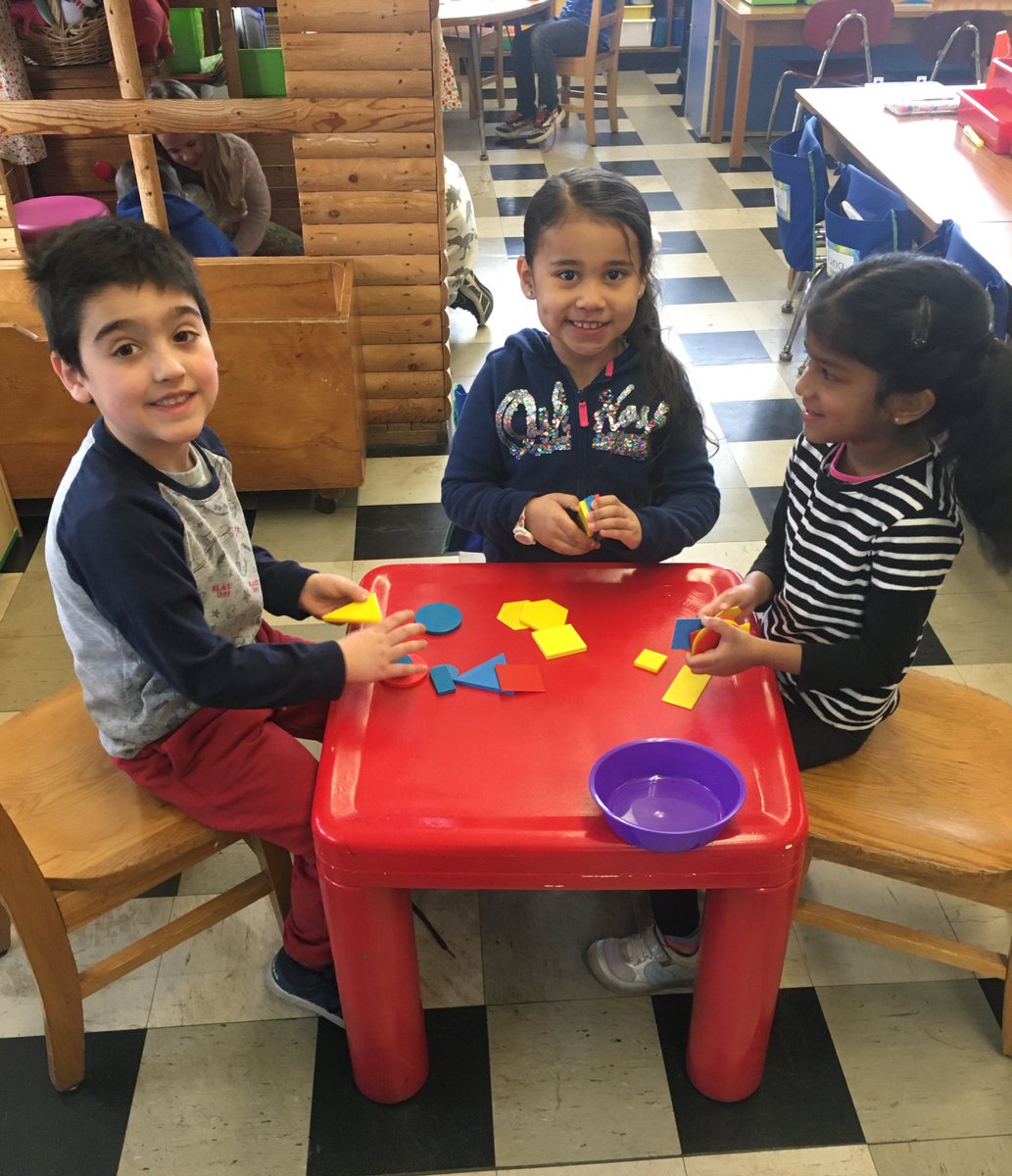 harvey_abc123's tweet photo. #Sorting #attributes by shape, color, size and thickness. #MathIsFun #Kindergarten #ShapeAttributes @NMGibbs_NJ #NMuKnight https://t.co/ATrIgKXkMv