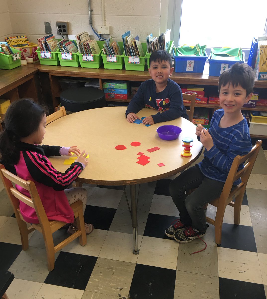 harvey_abc123's tweet photo. #Sorting #attributes by shape, color, size and thickness. #MathIsFun #Kindergarten #ShapeAttributes @NMGibbs_NJ #NMuKnight https://t.co/ATrIgKXkMv