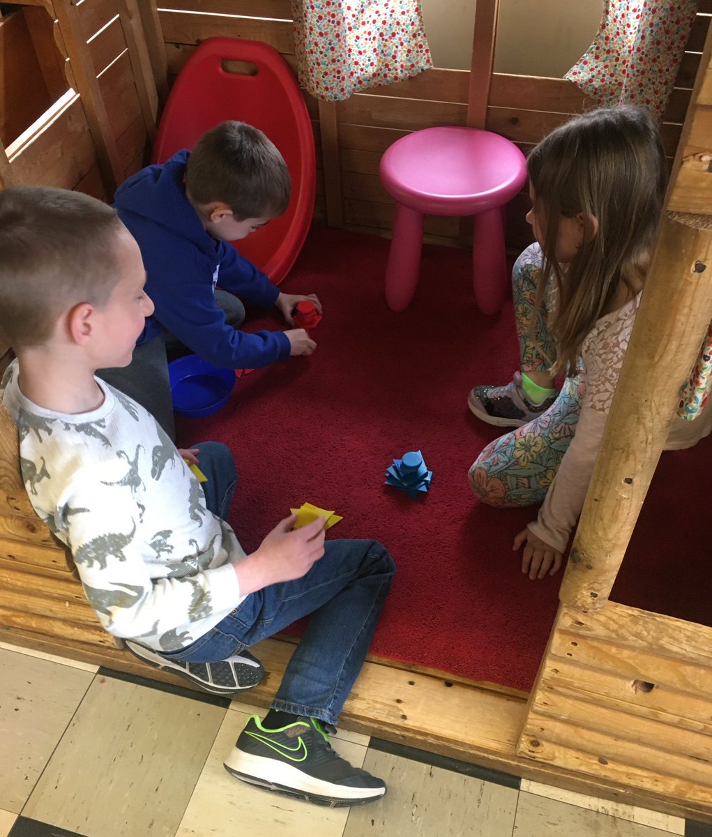 harvey_abc123's tweet photo. #Sorting #attributes by shape, color, size and thickness. #MathIsFun #Kindergarten #ShapeAttributes @NMGibbs_NJ #NMuKnight https://t.co/ATrIgKXkMv