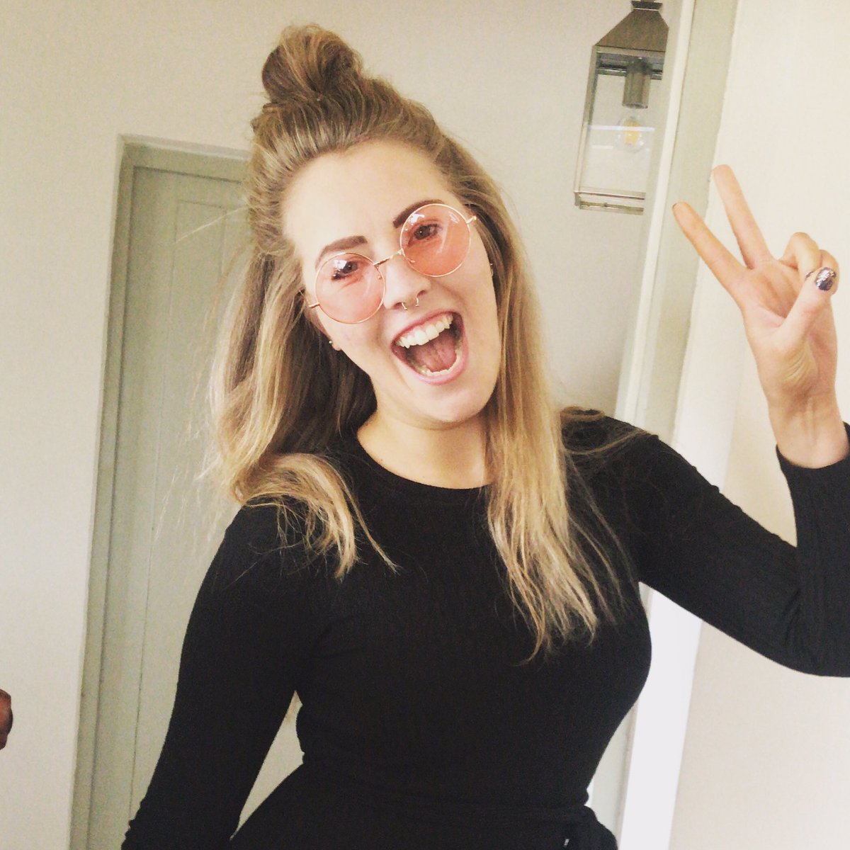 // TILLY \\

Rocking the sun glasses Victoria &amp; Yasmin picked up for her at a food &amp; drinks show last week 🕶 

Thank you Fentimans Ltd for the super cute gift, we think Tilly looks awesome 🌈