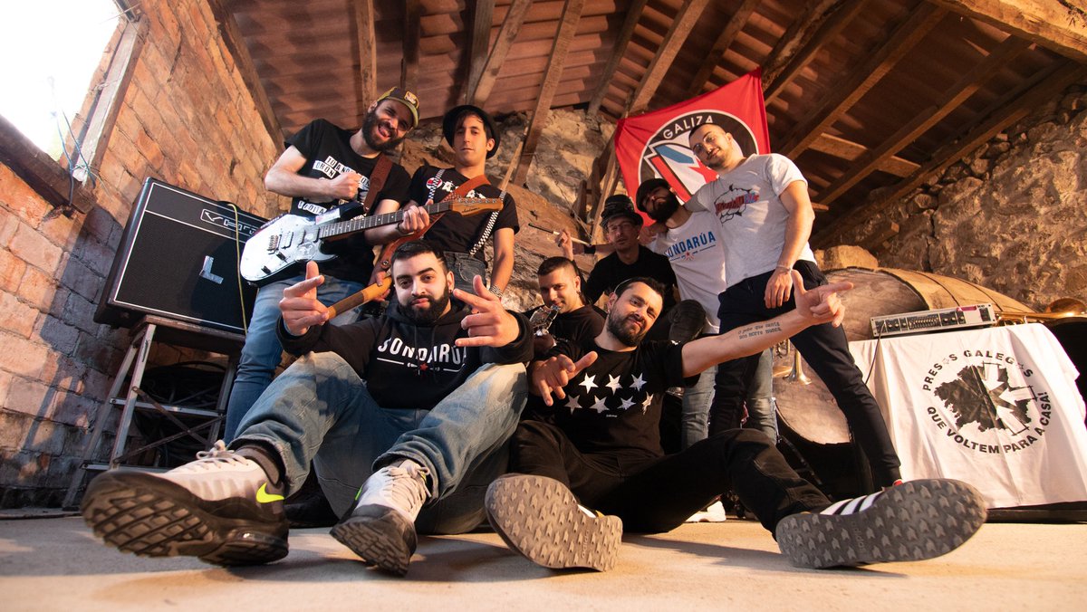 ✊✊ Este Venres 13 lanzamos PONTAKAS ANTIFA!! ✊✊
O novo adianto do noso próximo disco coa colaboración de <a href="/punkskandalogz/">Skandalo GZ</a> e un clip gravado e realizado por <a href="/Pixelecer/">Pixelecer Audiovisual</a>. Hai ghanas ou que familia??