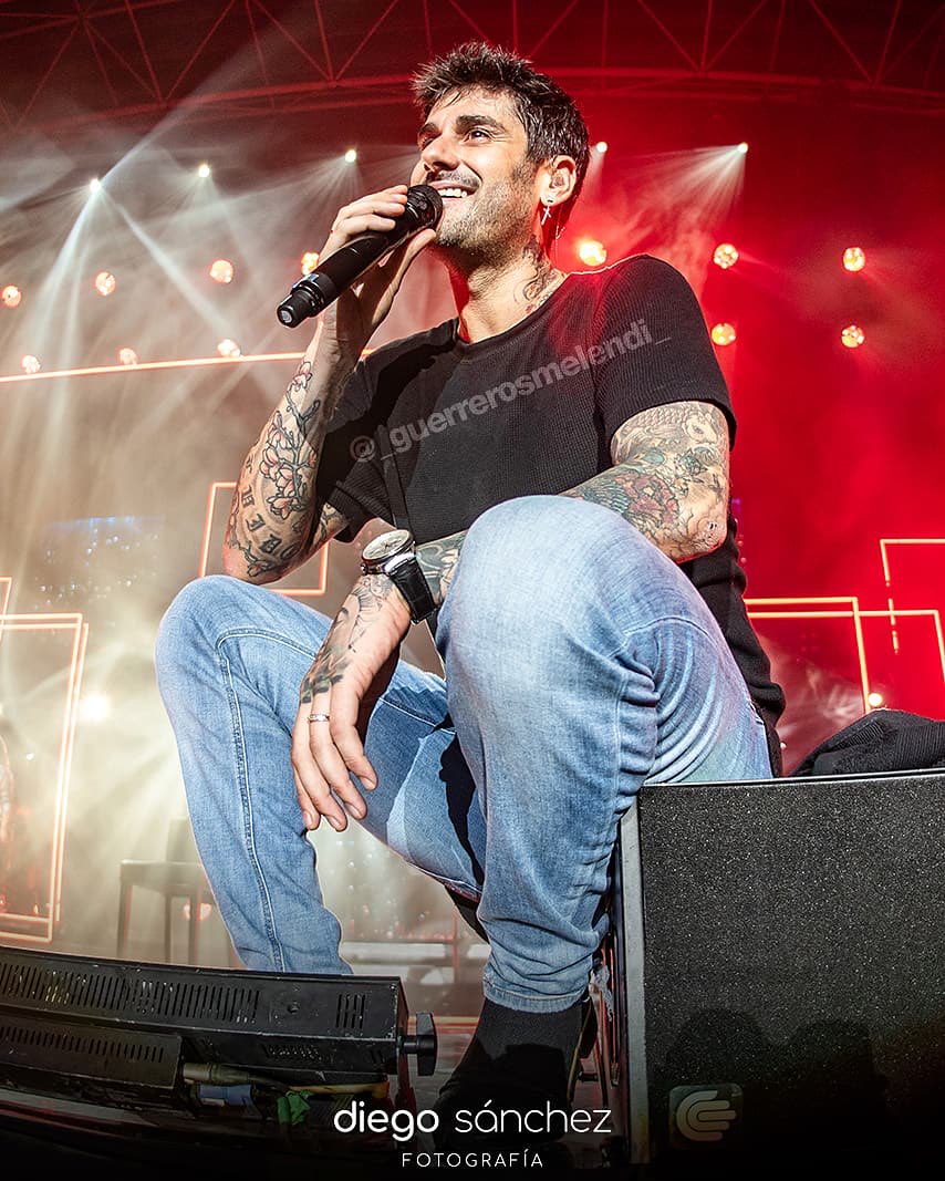 GuerrerosMelen's tweet photo. Y ya “casi” estamos llegando al final de este recorrido de #17Años17Fotos a través de la historia musical de @MelendiOficial gracias a las fotos de @DegoSan. Hoy, 2019 y la gira del disco que nunca fue 🤗, #MiCuboDeRubik. https://t.co/GTByooPllt