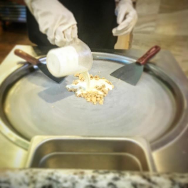 rocknicehouse's tweet photo. Step 1!! We are located at 1301 W Glade Rd. Euless, TX. (NEXT TO PANDA EXPRESS). OPEN FROM 3pm-9pm #euless #eulesstx #icecreamrolls #iloveicecream
#dallasicecream #thaiicecreamrolls #texasicecream #springbreak https://t.co/w967d5cesr https://t.co/9FwgBL8yIQ