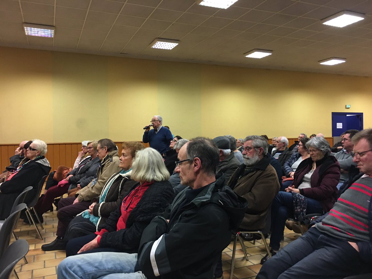avranches_infos's tweet photo. réunion publique de @guenhaelhuet tête de liste @AvranchesC à #Avranches  
#Municipales2020    
Question : quid de la salle de congrès et de spectacle ?
Réponse : On est passé à côté.
Si le projet est relancé, aucune certitude que la #CCAMSM l’installe sur Avranches ... https://t.co/C7bq2SWCrN