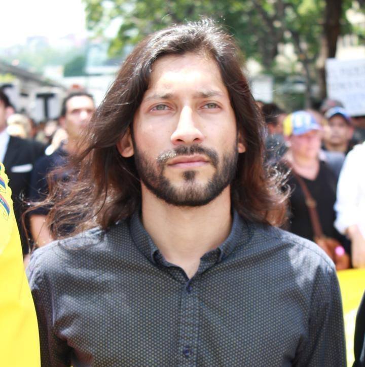 LuisCarlos's tweet photo. Renzo Prieto es un diputado que fue preso político por 4 años, lo sometieron a torturas y se le negó atención médica durante su presidio.
Hoy estaba en la marcha para ir a sesionar.
Ahora se informa sobre su posible retención mientras se asedia a los parlamentarios. https://t.co/VziNnLwqC4