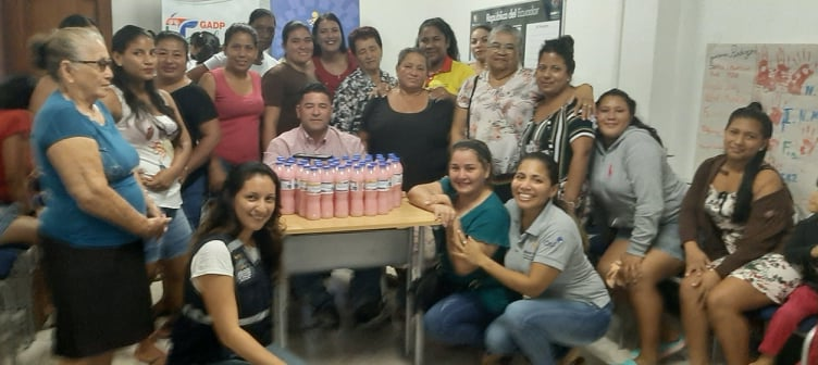 PdeTonchigue's tweet photo. @Infoctonchigue  
El viernes 6 de marzo el Gadp Tonchigüe  con su  Presidente Jorge Bermeo y sus vocales impulsamos a cada mujer de nuestra comunidad a Emprender, dándoles un curso gratuito de Elaboración de Suavizante.
@Telecom_Ec 
@caanmichelena 
@GEsmeraldas_KG https://t.co/fk2FZWgV32