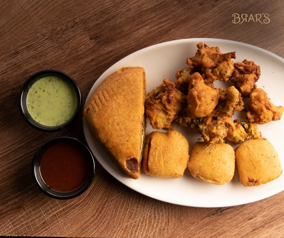 BrarsRestaurant's tweet photo. Name the different types of pakoras in the picture!

#pakoras #StreetFood #Food #Brarsfoodculture #hungry #Tasty #Foodporn #Brampton #Foodgasm #Foodie #Vegetarian #Toronto #Desi #GTA https://t.co/yQmPzb9y7Y