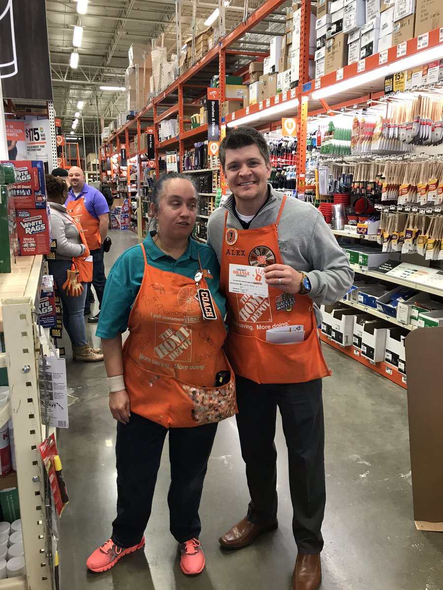 Caught D24 Associate fixing something low boys with beam bolts! Thank you for taking time to fix safety! @KevinMasseyTHD #safetyselfienp @ShowMeShawnD196 @KevinDuncan3016